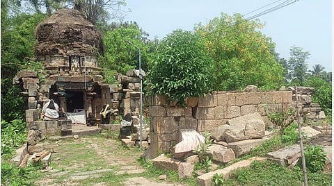 கும்பகோணம் வட்டம் சோழபுரத்தில் சிதிலமடைந்த நிலையில் உள்ள காசி விசாலாட்சி அம்மன் சமேத காசி விஸ்வநாதர் கோயில். (அடுத்த படம்)