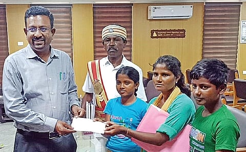 கணவரை இழந்த சந்தியாவை தஞ்சாவூர் மாவட்ட ஆட்சியர் அலுவலகத்துக்கு வரவழைத்து, வீடு கட்டுவதற்கான ஆணையை வழங்கிய ஆட்சியர்
தினேஷ் பொன்ராஜ் ஆலிவர்.