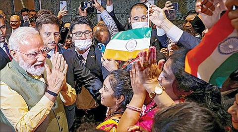 ஜி-7 உச்சி மாநாட்டில் பங்கேற்பதற்காக பிரதமர் நரேந்திர மோடி, ஜப்பானுக்கு சென்றுள்ளார். ஹிரோஷிமா நகரில் நேற்று நடைபெற்ற நிகழ்ச்சியில் கலந்துகொண்ட அவரை உற்சாகத்துடன் வரவேற்ற ஜப்பான் வாழ் இந்தியர்கள்.படம்: பிடிஐ
