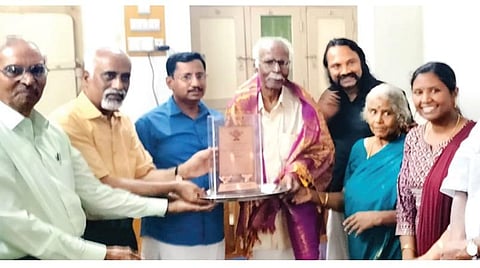 திண்ணை: வீடு தேடி வந்த விருது 