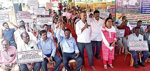 நோயாளிகளின் எண்ணிக்கைக்கு ஏற்ப மருத்துவர்களை நியமித்தல் என்பது உள்ளிட்ட கோரிக்கைகளை வலியுறுத்தி எழும்பூர் ராஜரத்தினம் மைதானம் அருகே நேற்று உண்ணாவிரதப் போராட்டத்தில் ஈடுபட்ட அனைத்து அரசு மருத்துவர்கள்  சங்கங்களின் கூட்டமைப்பினர்.படம்: ம.பிரபு