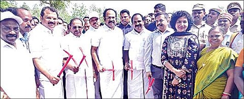 புதுக்கோட்டை மாவட்டம் பொற்பனைக்கோட்டையில் நேற்று அகழாய்வுப் பணியைத் தொடங்கி வைக்கும் அமைச்சர்கள் தங்கம் தென்னரசு,  எஸ்.ரகுபதி, சிவ.வீ.மெய்யநாதன் உள்ளிட்டோர். ﻿﻿