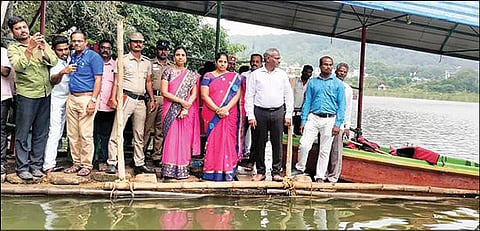 ஏலகிரி மலையில் உள்ள இயற்கை பூங்கா, படகு இல்லத்தை மாவட்ட ஆட்சியர் பாஸ்கர பாண்டியன் ஆய்வு செய்தார். அருகில், திட்ட இயக்குநர் செல்வராசு உள்ளிட்டோர்.
