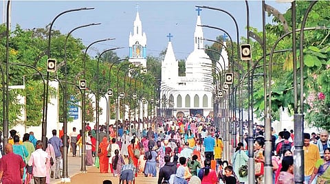 கோடை விடுமுறை | வேளாங்கண்ணியில் குவிந்த பக்தர்கள் - ஆயிரக்கணக்கானோர் கடலில் நீராடினர்