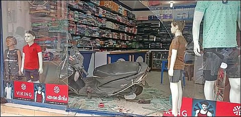 துணிக்கடைக்குள் புகுந்து விபத்துக்குள்ளான ஸ்கூட்டர்.