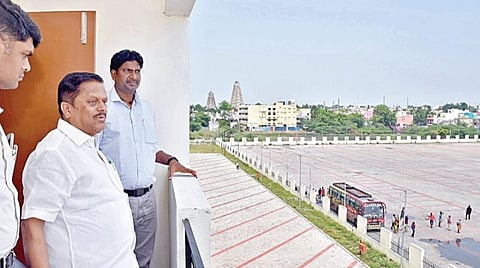 காஞ்சிபுரம் ஏகாம்பரநாதர் கோயில் அருகே தமிழ்நாடு சுற்றுலா வளர்ச்சிக் கழகத்தின் மூலம் கட்டப்பட்டுள்ள தங்கும் விடுதிகள், வாகன நிறுத்தும் மையங்களை ஆய்வு செய்கிறார் அமைச்சர் கா.ராமச்சந்திரன், உடன் மாவட்ட வருவாய் அலுவலர் சிவருத்ரய்யா.