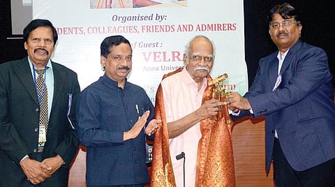 அண்ணா பல்கலைக்கழகத்தின் முன்னாள் பேராசிரியர் எம்.சதாசிவம் 90-வது பிறந்தநாள் விழாவில் பல்கலை. துணைவேந்தர் ஆர்.வேல்ராஜ் விழா மலரை வெளியிட்டு, பேராசிரியர் சதாசிவத்துக்கு நினைவுப் பரிசு வழங்கினார். உடன் பல்கலை. பதிவாளர் ஜி.ரவிக்குமார், கிண்டி பொறியியல்கல்லூரி முன்னாள் முதல்வர் எம்.சேகர். படம்: எஸ்.சத்தியசீலன்