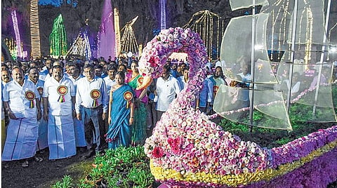 ஏற்காடு கோடை விழா மற்றும் மலர்க் கண்காட்சி நேற்று தொடங்கியது. அண்ணா பூங்காவில் அமைக்கப்பட்டுள்ள மலர்க் கண்காட்சியை அமைச்சர்கள் கே.என்.நேரு, எம்.ஆர்.கே. பன்னீர்செல்வம் ஆகியோர் தொடங்கி வைத்து பார்வையிட்டனர். உடன் ஆட்சியர் கார்மேகம் உள்ளிட்டோர். படம்: எஸ். குரு பிரசாத்