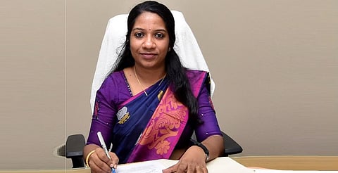 கிருஷ்ணகிரி மாவட்ட ஆட்சியர் அலுவலகத்தில் 13வது ஆட்சியராக பொறுப்பேற்றுக் கொண்ட சரயு.