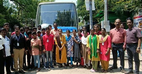 ஊட்டியில் நடைபெறும் கோடை கொண்டாட்ட சிறப்பு பயிற்சி முகாமில் பங்கேற்க மதுரை மாவட்டத்திலிருந்து நேற்று புறப்பட்ட மாநில அளவிலான கலைத்திருவிழா போட்டியில் வென்ற மாணவர்கள்.  