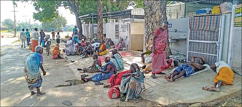வடலூர் வள்ளலார் சத்திய ஞான சபையில் மரத்தடியில் தங்கியிருக்கும் ஆதரவற்றோர்.