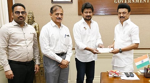 தமிழ்நாடு சாம்பியன்ஸ் அறக்கட்டளைக்கு நிதி: அமைச்சர் உதயநிதியிடம் முதல்வர் வழங்கினார்