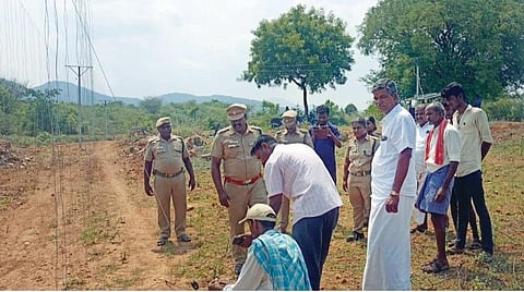 பாலக்கோடு வனச்சரகம் ஈச்சம்பள்ளம் பகுதியில் யானைகள் நடமாட்டத்தைத் தடுக்க அமைக்கப்பட்டுள்ள தொங்கும் சூரிய மின்வேலி பயன்பாட்டுக்கு தொடங்கி வைக்கப்பட்டது.