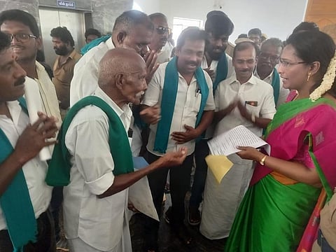 மதுரை மாவட்ட ஆட்சியர் எம்.எஸ்.சங்கீதாவிடம் இதே கோரிக்கையை வலியுறுத்தி மனு அளித்த விவசாயிகள்.