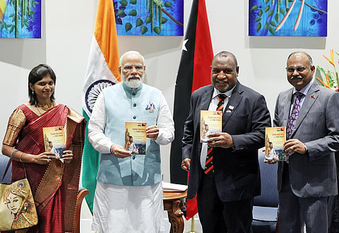 பப்புவா நியூ கினி நாட்டின் ‘தோக் பிசின்’ மொழியில் மொழிபெயர்க்கப்பட்ட திருக்குறள் நூலை பிரதமர் நரேந்திர மோடி நேற்று வெளியிட்டார். உடன், அந்நாட்டின் பிரதமர் ஜேம்ஸ் மாரப், வெஸ்ட் நியூ பிரிட்டன் மாகாண முதல்வர் சசீந்திரன் முத்துவேல், அவரது மனைவி சுபா சசீந்திரன் ஆகியோர்.