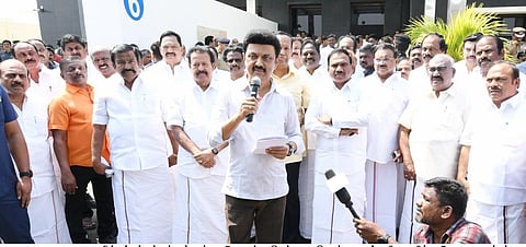 விமான நிலையத்தில் செய்தியாளர்களிடம் பேசிய முதல்வர்