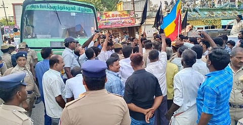 திண்டிவனத்தில் அமைச்சர் மஸ்தானுக்கு கருப்பு கொடி காட்ட முயன்ற பாமகவினர்.