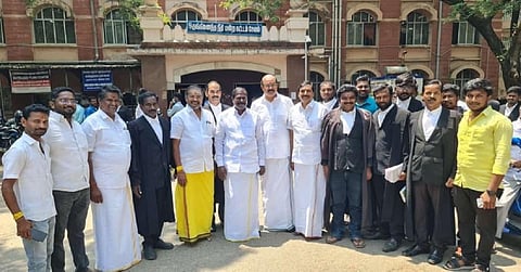 காவேரி மேலாண்மை வாரியம் அமைக்க வலியுறுத்தி ரயில் மறியல் போராட்டத்தில் ஈடுபட்ட வழக்கில் சேலம் நீதிமன்றத்தில் ஆஜராக வந்த பாமக கவுரவ தலைவர் ஜி.கே மணி, மாவட்டச் செயலாளர் எம்எல்ஏ அருள் உள்ளிட்டோர். 