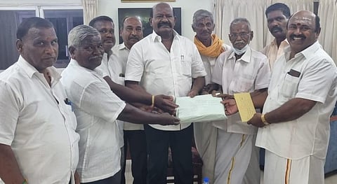 தருமபுரியில் நடந்த ஆய்வுக் கூட்டத்தின்போது புதிய உறுப்பினர் சேர்க்கைக்கான படிவங்கள் வழங்கப்பட்டது