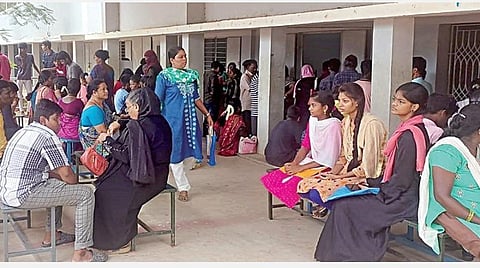 பல்லாவரத்தில் மறைமலை அடிகள் அரசு மேல்நிலைப் பள்ளியில் சேர்க்கைக்காக அலைமோதும் மாணவர்கள் மற்றும் பெற்றோர்கள்.﻿﻿