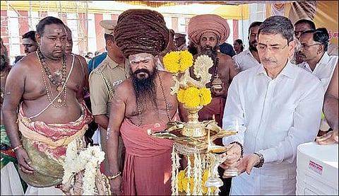 சீர்காழி சட்டைநாதர் கோயிலில் நேற்று நடைபெற்ற நாட்டியாஞ்சலி நிகழ்ச்சியை குத்துவிளக்கேற்றி தொடங்கிவைத்த ஆளுநர் ஆர்.என்.ரவி. உடன், தருமபுரம் ஆதீனம் 27-வது குருமகா சன்னிதானம்  ல மாசிலாமணி தேசிக ஞானசம்பந்த பரமாச்சாரிய சுவாமிகள். படம்: வீ.தமிழன்பன்