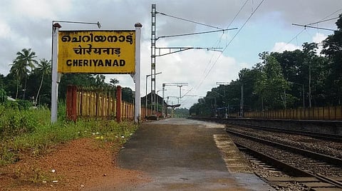 ரயில் நிலையத்தில் நிற்காமல் சென்ற பிறகு 1 கி.மீ. பின்னோக்கி வந்த ரயில்: கேரளாவில் வினோத சம்பவம்