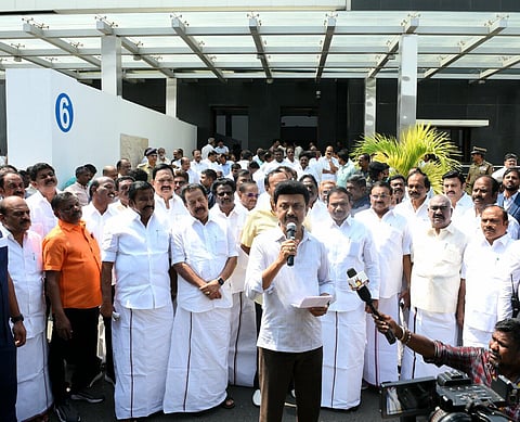 முதல்வர் ஸ்டாலின் அரசுமுறைப் பயணமாக நேற்று சிங்கப்பூர் புறப்பட்டுச் சென்றார். சென்னை விமான நிலையத்தில் அவரை அமைச்சர்கள், திமுக நிர்வாகிகள் வழியனுப்பி வைத்தனர்.படம்: எம்.முத்துகணேஷ்