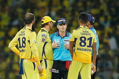 நடுவார்களுடன் பேசும் தோனி மற்றும் சிஎஸ்கே வீரர்கள்