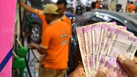 பெட்ரோல் நிலையங்களில் ரூ.2,000 நோட்டை மாற்றலாம்