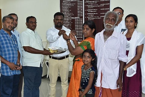 பழநி முருகன் கோயில் உண்டியலில் தவறுதலாக தங்க செயினை போட்ட கேரளப் பெண்ணுக்கு புதிய செயின் வழங்கல்