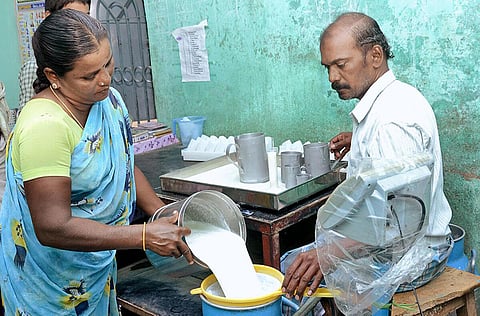 பால் கொள்முதல் விலையை அரசு உயர்த்த வேண்டும் - அன்புமணி ராமதாஸ், அண்ணாமலை, ஈஸ்வரன் வலியுறுத்தல்