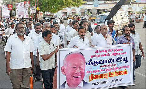சிங்கப்பூரின் முதல் பிரதமர் லீ குவான் யூ மறைவின்போது நடைபெற்ற மவுன ஊர்வலத்தில் பங்கேற்றோர்.(கோப்பு படம்)