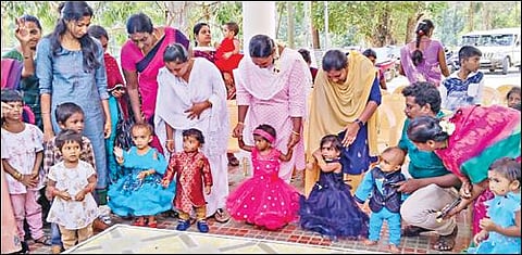 ஏற்காடு கோடை விழா மற்றும் மலர் கண்காட்சியையொட்டி நேற்று நடந்த ஆரோக்கிய குழந்தைகள் போட்டியில் பங்கேற்ற குழந்தைகள்.