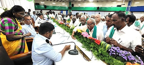விருதுநகர் | உரிய விலை கிடைக்காததால் தேங்காய், பருத்தியை அரசே கொள்முதல் செய்ய விவசாயிகள் வலியுறுத்தல்
