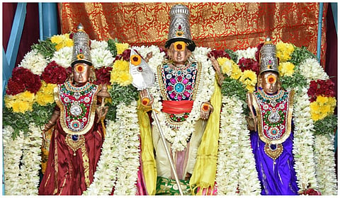 பழநியில் வைகாசி விசாகத் திருவிழாவை முன்னிட்டு முத்துக்குமாரசுவாமி, வள்ளி, தெய்வானைக்கு சிறப்பு அபிஷேகம், அலங்காரம் மற்றும் தீபாராதனை நடைபெற்றது.