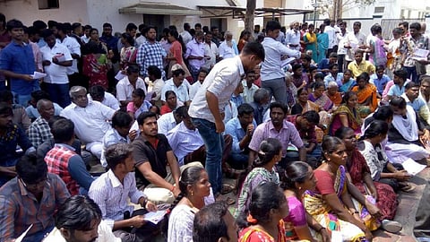 குளித்தலை அருகே கிணற்றில் இறந்து கிடந்த சிறுமியின் சடலத்தை வாங்க மறுத்து உறவினர்கள் போராட்டம்