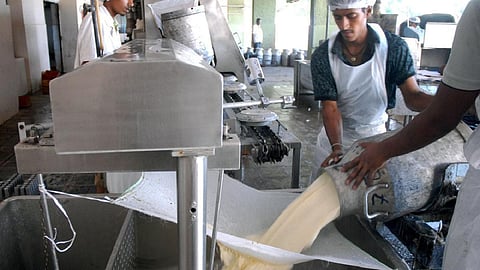 கொள்முதல் விலையை உயர்த்தி ஆவின் நிறுவனத்தை அரசு பாதுகாக்க வேண்டும்: பால் உற்பத்தியாளர் சங்கம்