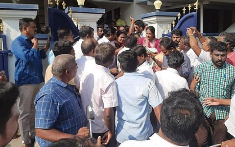 கடந்த 26 அன்று அமைச்சர் செந்தில்பாலாஜி சகோதரர் வீட்டில் வருமானவரித்துறையினர் சோதனையிட வந்தபோது திமுகவினர் வாக்குவாதம் | கோப்புப் படம்.