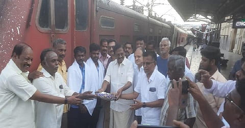 கும்பகோணத்திற்கு வந்த மும்பை ரயிலுக்கு வரவேற்பு