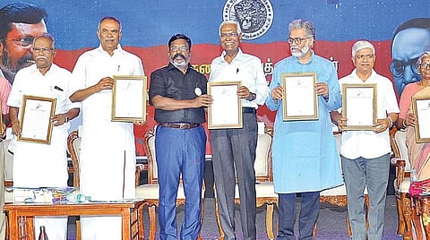 சென்னை நந்தனம் ஒய்.எம்.சி.ஏ மைதானத்தில் நேற்று நடைபெற்ற விசிக விருதுகள் வழங்கும் விழாவில், விருதாளர்களான சிபிஐ-எம்எல் கட்சியின் தேசிய பொதுச்செயலாளர் திபங்கர் பட்டாச்சார்யா, இந்திய கம்யூனிஸ்ட் கட்சியின் தேசிய பொதுச் செயலாளர் து.ராஜா உள்ளிட்டோருடன் கட்சித் தலைவர் திருமாவளவன், பொதுச் செயலாளர்கள் சிந்தனைச் செல்வன், துரை.ரவிக்குமார்.
