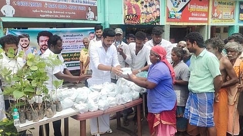 உலக பட்டினி தினத்தை முன்னிட்டு தமிழகம் முழுவதும் விஜய் மக்கள் இயக்கம் சார்பில் ஒருவேளை இலவச மதிய உணவு