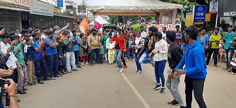 ஹேப்பு ஸ்ட்ரீட் நிகழ்ச்சியில் நடனமாடி மகிழ்ந்த சுற்றுலா பயணிகள்