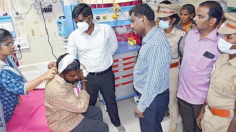 துறையூர் அரசு மருத்துவமனையில் சிகிச்சை பெறும் வருவாய் ஆய்வாளர் பிரபாகரனை நேற்று சந்தித்து நலம் விசாரித்த ஆட்சியர் மா.பிரதீப்குமார்.