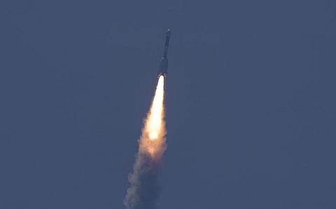 விண்ணில் சீறிப்பாயும் ஜிஎஸ்எல்வி எஃப் 12 ராக்கெட்