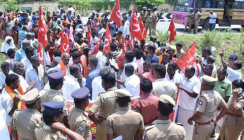 உசிலம்பட்டி அருகே கருமாத்தூரில் பஞ்சமி நிலத்தில் குடியேறும் போராட்டம்
