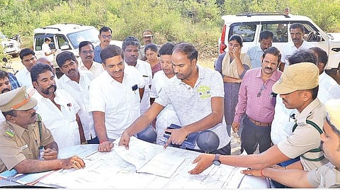 அணைக்கட்டு அடுத்த அல்லேரி மலை கிராமத்தில் சாலை அமைப்பது தொடர்பாக நேற்று ஆய்வு மேற்கொண்ட மாவட்ட ஆட்சியர் குமாரவேல் பாண்டியன். அருகில், மாவட்ட வன அலுவலர் கலாநிதி, மாவட்ட ஊராட்சி குழு தலைவர் பாபு உள்ளிட்டோர்.