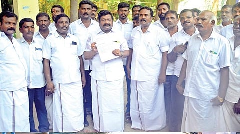 கூடங்குளத்தில் நிலவும் குடிநீர் தட்டுப்பாடை போக்க நடவடிக்கை எடுக்க கோரி திருநெல்வேலி மாவட்ட ஆட்சியர் அலுவலகத்தில் மனு அளிக்க வந்த
அதிமுகவினர். படங்கள்: மு. லெட்சுமி அருண்