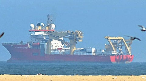 ஃபைபர் கேபிள் அமைக்கும் பணிக்காக மெரினா கலங்கரை விளக்கம் அருகே கடலில் நங்கூரமிட்டு நிறுத்தப்பட்டுள்ள கப்பல்.படம்: ம.பிரபு