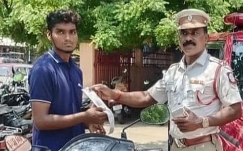 ஈரோடு | ‘வைரல்’ ஆவதற்காக பிரதான சாலையில் குளித்த இளைஞர் மீது வழக்கு, அபராதம்