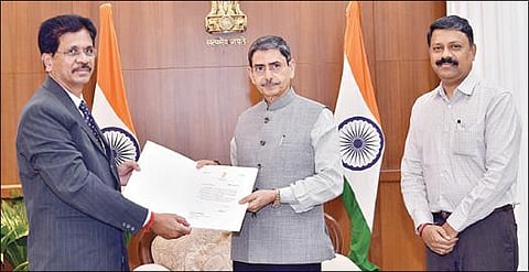 தமிழ்நாடு டாக்டர் எம்ஜிஆர் மருத்துவப் பல்கலை. துணைவேந்தராக டாக்டர் கே.நாராயணசாமி நியமிக்கப்பட்டுள்ளார். இதற்கான நியமன ஆணையை ராஜ்பவனில் ஆளுநர் ஆர்.என்.ரவி நேற்று வழங்கினார். உடன் ஆளுநரின் முதன்மைச் செயலர் ஆனந்தராவ் வி.பாட்டீல்.